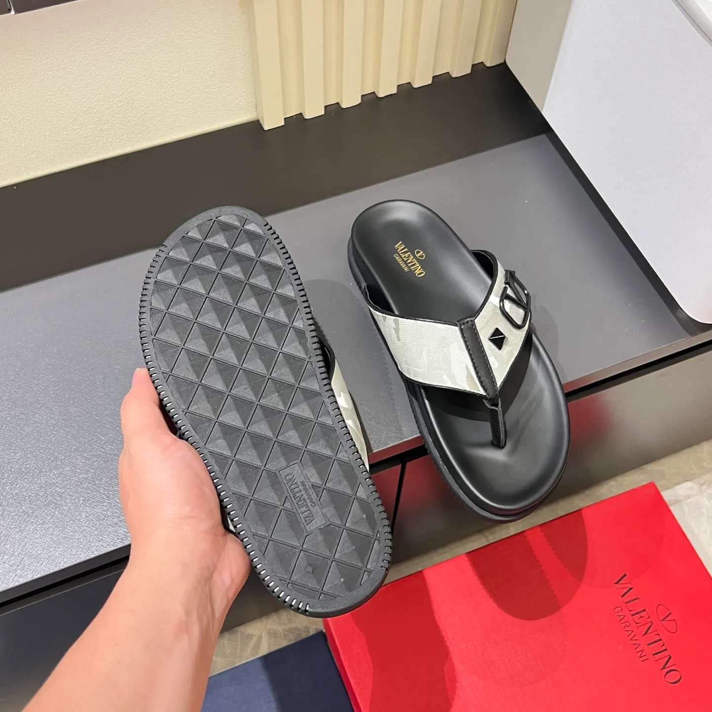 p300《VALENTINO》Warren Men🧍‍♂️Spring and Summer New Style. Cowhide logo flat slippers, elegant sandals, the same style worn by celebrities, original molding, imported calfskin. Rubber outsole. Soft and durable, full set of counter packaging, 38-44!